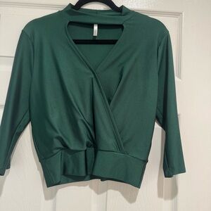 Yoyó 5 Elegant Green Wrap Top Size Medium